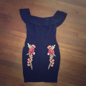 Rose Embroidered dress. Color black.